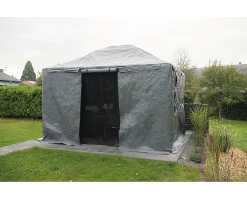 Šedý stan v zahradě na trávníku