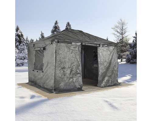 Šedý venkovní stan s oknem a dveřmi ve sněhu