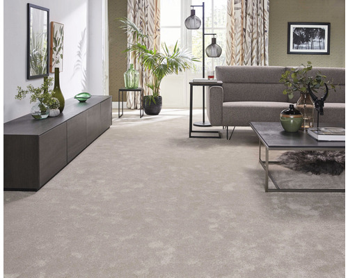 Obývací pokoj s kobercem, pohovkou a obývacím nábytkem.