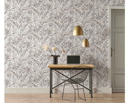 Kancelář se stolem, židlí, notebookem, zlatými lampami a tapetou s rostlinným vzorem