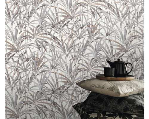 Scéna s tapetou s motivem listů, čajovou konvicí a polštáři