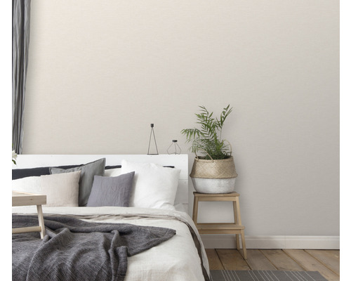 Ložnice s postelí, polštáři, dekou, hrnkovou rostlinou a nočním stolkem