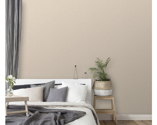 Ložnice s béžovou textilní tapetou, postelí a pokojovou rostlinou