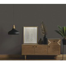 Obývací pokoj s komodou, rámem na obrazy, pokojovou rostlinou a závěsným svítidlem