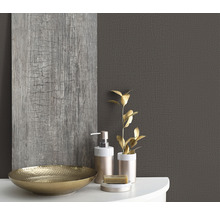 Zátiší v koupelně s mísou, dávkovačem mýdla a dřevěným stěnovým panelem