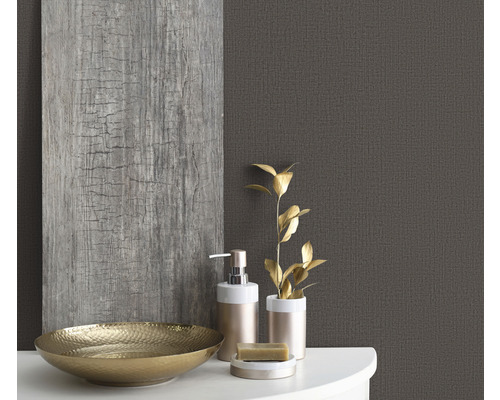 Zátiší v koupelně s mísou, dávkovačem mýdla a dřevěným stěnovým panelem