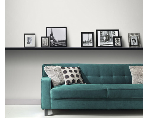 Pokoj s pohovkou, poličkou a fotorámečky