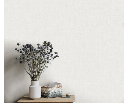 Detail strukturované tapety s vázou a dekorací na dřevěném stole