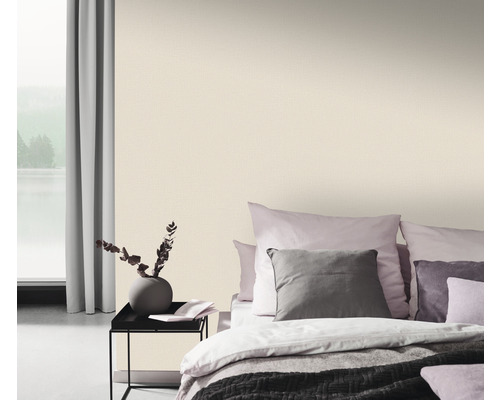 Ložnice s vzorovanou tapetou, postelí a odkládacím stolkem