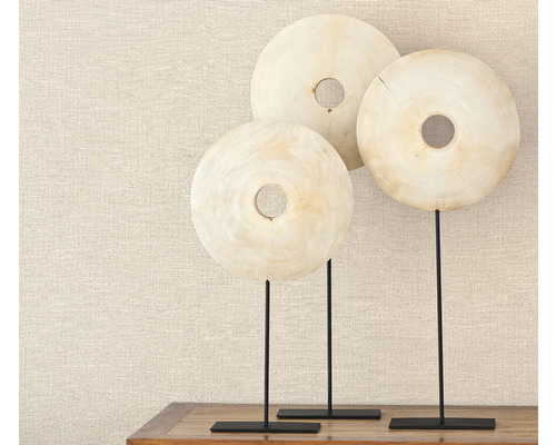 Dekorativní dřevěné kotouče na kovových stojanech na stole