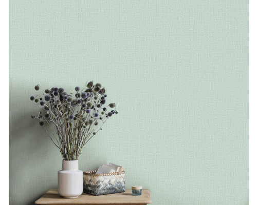 Světlé textilní tapety v interiéru s dekorací na dřevěném stole