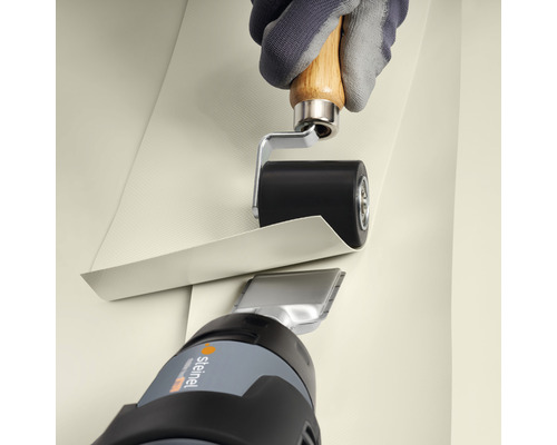 Použití přítlačného válce a horkovzdušné pistole pro pokládku střešní fólie