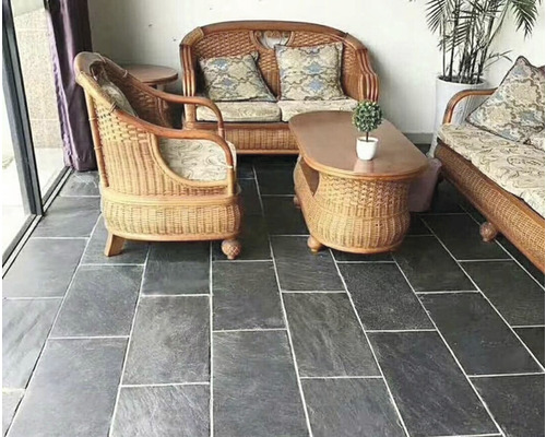Obývací pokoj s ratanovou sedací soupravou a dlažbou