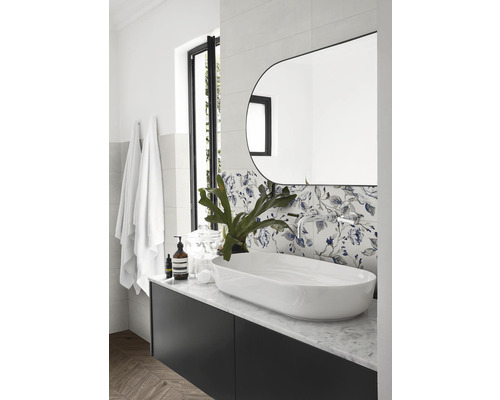 Moderní koupelna s umyvadlem, zrcadlem a květinovými obklady