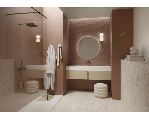 Koupelna se sprchou, umyvadlem, zrcadlem a obklady