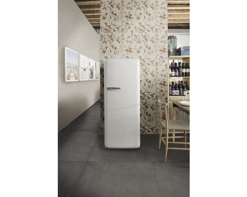 Světlá místnost s květinovou stěnou, šedou dlažbou a retro lednicí.