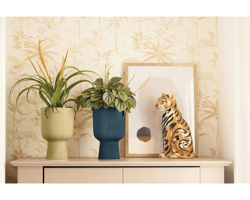 Dekorativní aranžmá s rostlinami v rýhovaných květináčích a figurkou tygra