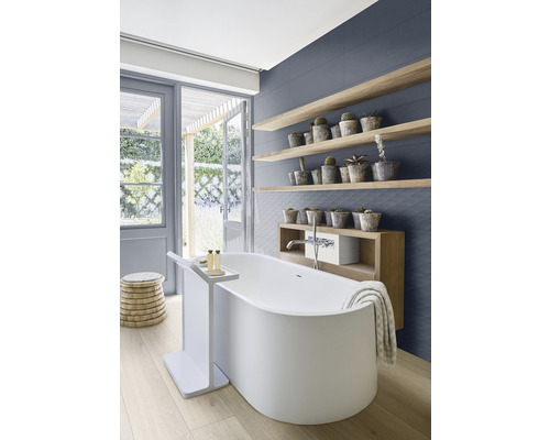 Světlá koupelna s vanou, policemi a rostlinami