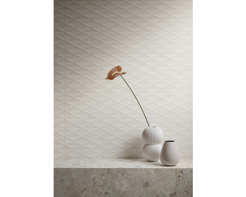 Světlé obkládačky s trojrozměrným kosočtvercovým vzorem a dekorativní vázy