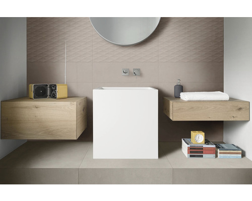 Design koupelny s moderním umyvadlem, dřevěnými skříňkami a obklady stěn