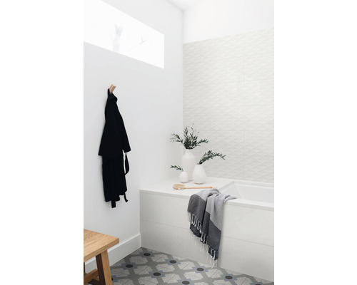 Koupelna s vanou, dlažba, ručník a župan