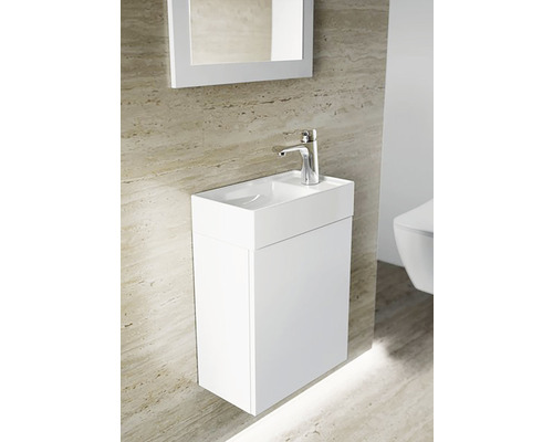 Koupelna s umyvadlovou skříňkou, baterií a zrcadlem