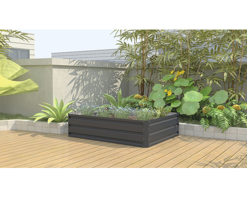 Kovový vyvýšený záhon osázený rostlinami na zahradě