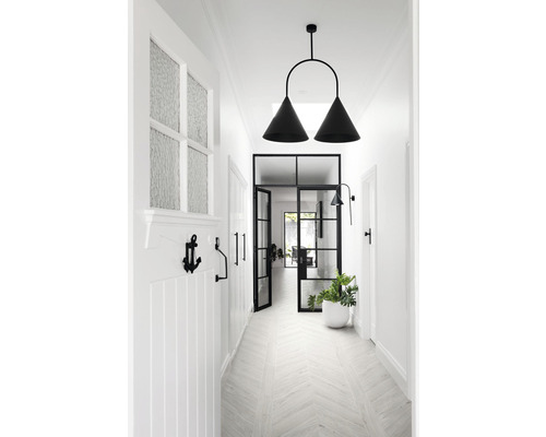 Chodba se stropním svítidlem, dveřmi a dekorací