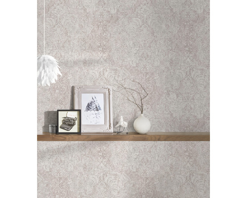 Příklad uspořádání s tapetou se vzorem, policí a dekorací