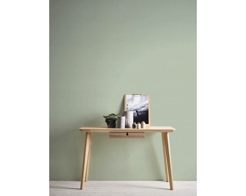 Stůl s dekorací a obrázkem