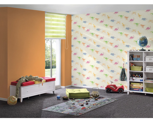 Dětský pokoj s tapetou s dinosaury, lavice s úložným prostorem a knihovna.