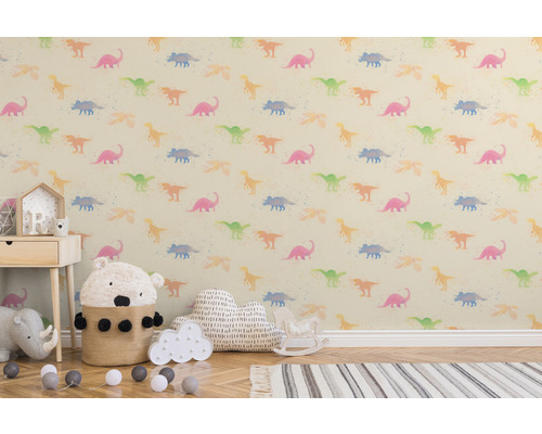 Dětský pokoj s tapetou se vzorem dinosaurů.