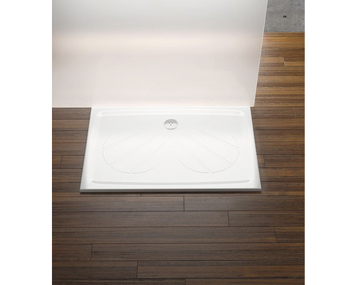 Obdélníková akrylátová sprchová vanička s odtokovou armaturou na dřevěné podlaze