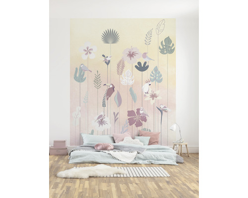 Ložnice s fototapetou s květinovým vzorem a ptačími motivy.