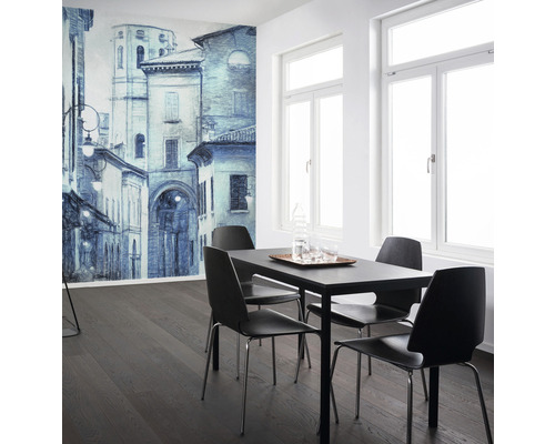 Světlá místnost s fototapetou, jídelní stůl se židlemi a dvě okna