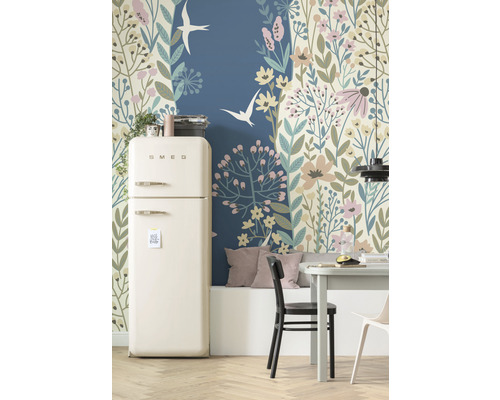 Kuchyně s chladničkou značky Smeg a květinovou tapetou