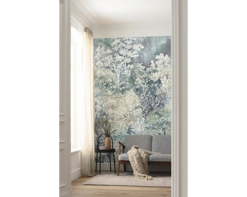 Obývací pokoj s tapetou s motivem lesa, pohovkou, odkládacím stolkem a kobercem.