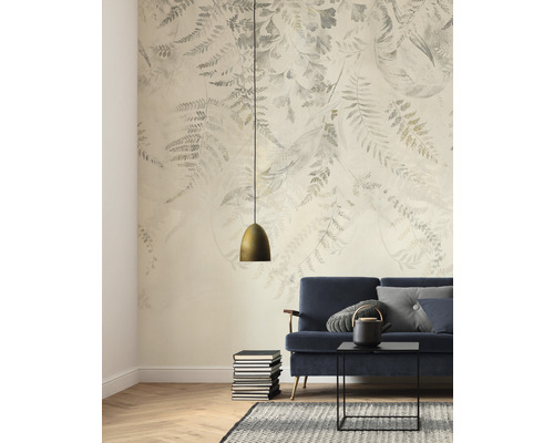 Obývací pokoj s fototapetou s rostlinnými motivy, pohovka, stůl a lampa