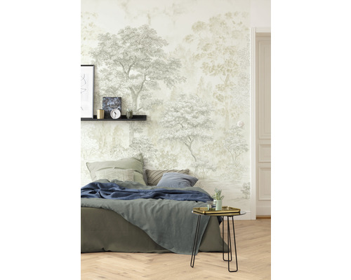 Ložnice s vzorovanou tapetou, postelí a nočním stolkem