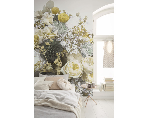 Ložnice s fototapetou s květinovým vzorem, postelí a odkládacím stolkem.