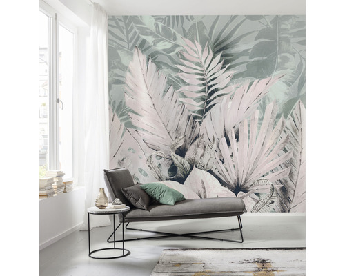 Světlý obývací pokoj s květinovou fototapetou, pohovkou a příručním stolkem.