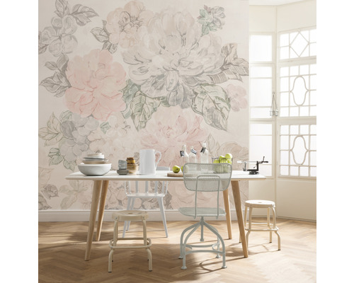 Jídelna se stolem, židlemi a tapetou s květinovým vzorem