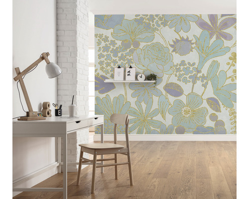 Pokoj se stolem, židlí a květinovou tapetou.