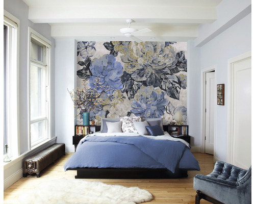 Ložnice s květinovou tapetou, postelí a nočními stolky.