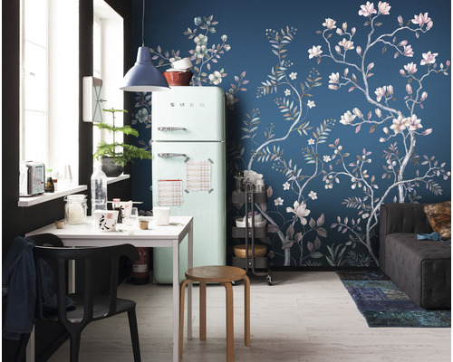 Obývací pokoj s lednicí, jídelním stolem a tapetou se vzorem květin