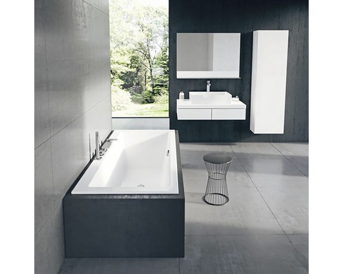 Koupelna s vanou, umyvadlem, zrcadlem a stoličkou.