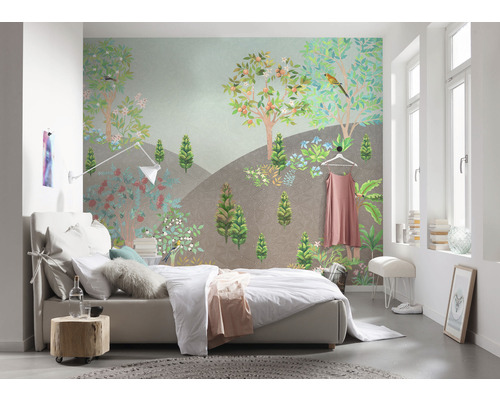 Ložnice s postelí a fototapetou s motivem zahrady