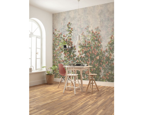 Jídelna s jídelním stolem, židlemi a nástěnnou tapetou s motivem růží.