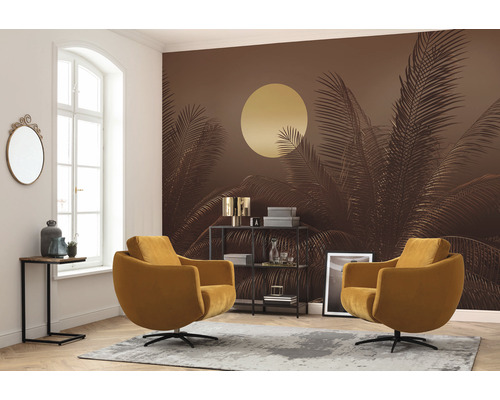 Obývací pokoj s tapetou s motivem palem, dvě křesla, regál a koberec.
