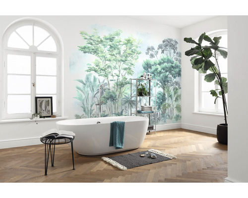 Koupelna s vanou, regálem, stoličkou, kobercem, pokojovou rostlinou a tapetou s motivem džungle